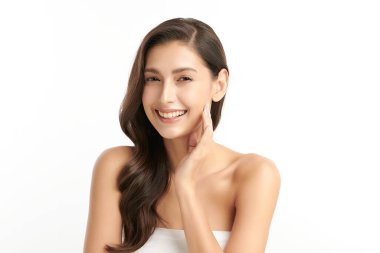 Beyaz arka planda temiz tenli güzel Asyalı kadın, yüz bakımı, yüz bakımı, kozmetoloji, güzellik ve kaplıca, Asyalı kadın portresi.