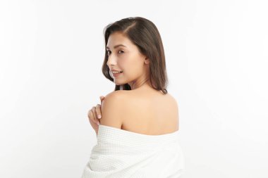 Beyaz arka planda temiz tenli güzel Asyalı kadın, yüz bakımı, yüz bakımı, kozmetoloji, güzellik ve kaplıca, Asyalı kadın portresi.