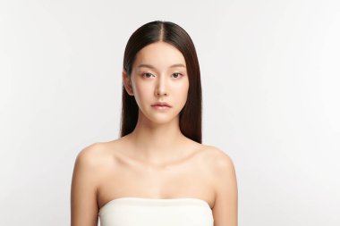 Beyaz arka planda temiz tenli güzel Asyalı kadın, yüz bakımı, yüz bakımı, kozmetoloji, güzellik ve kaplıca, Asyalı kadın portresi.