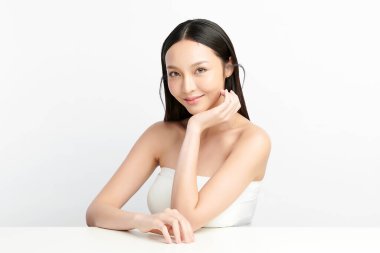 Beyaz arka planda temiz tenli güzel Asyalı kadın, yüz bakımı, yüz bakımı, kozmetoloji, güzellik ve kaplıca, Asyalı kadın portresi.