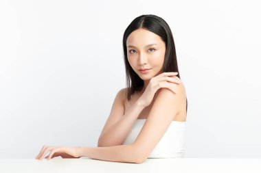 Beyaz arka planda temiz tenli güzel Asyalı kadın, yüz bakımı, yüz bakımı, kozmetoloji, güzellik ve kaplıca, Asyalı kadın portresi.