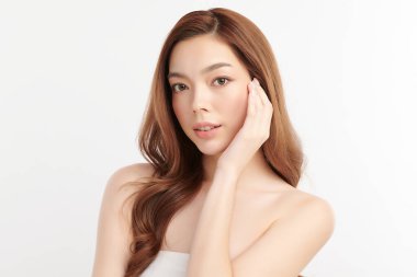 Beyaz arka planda temiz tenli güzel Asyalı kadın, yüz bakımı, yüz bakımı, kozmetoloji, güzellik ve kaplıca, Asyalı kadın portresi.