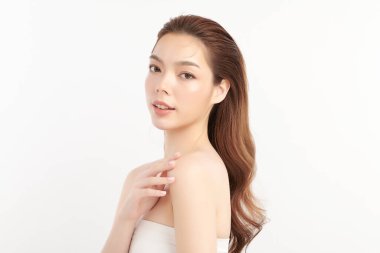 Beyaz arka planda temiz tenli güzel Asyalı kadın, yüz bakımı, yüz bakımı, kozmetoloji, güzellik ve kaplıca, Asyalı kadın portresi.