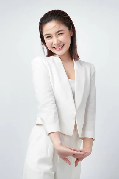 Hermosa Joven Asiática Sonriente Mujer Negocios Aislada Sobre Fondo Blanco — Foto de Stock