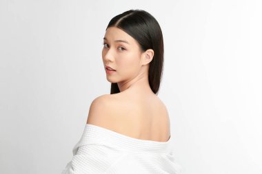 Beyaz arka planda temiz tenli güzel Asyalı kadın, yüz bakımı, yüz bakımı, kozmetoloji, güzellik ve kaplıca, Asyalı kadın portresi.