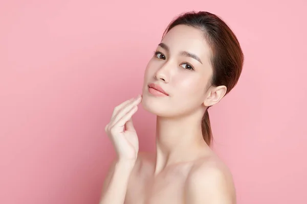 분홍색 배경에 피부를 아름다운 아시아인 아름다움과 아시아 초상화 — 스톡 사진