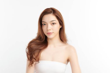 Beyaz arka planda temiz tenli güzel Asyalı kadın, yüz bakımı, yüz bakımı, kozmetoloji, güzellik ve kaplıca, Asyalı kadın portresi.