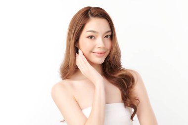 Beyaz arka planda temiz tenli güzel Asyalı kadın, yüz bakımı, yüz bakımı, kozmetoloji, güzellik ve kaplıca, Asyalı kadın portresi.