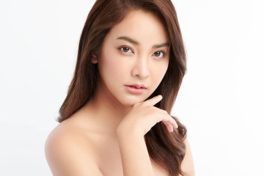 Beyaz arka planda temiz tenli güzel Asyalı kadın, yüz bakımı, yüz bakımı, kozmetoloji, güzellik ve kaplıca, Asyalı kadın portresi.