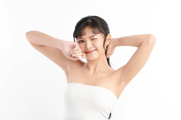 きれいな衛生的な脇の下や白い背景に腕を披露する手を持ち上げる美しい若いアジアの女性 滑らかな脇の下の清潔さと保護の概念 — ストック写真