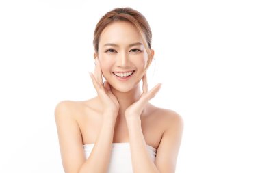 Beyaz arka planda temiz tenli güzel Asyalı kadın, yüz bakımı, yüz bakımı, kozmetoloji, güzellik ve kaplıca, Asyalı kadın portresi.