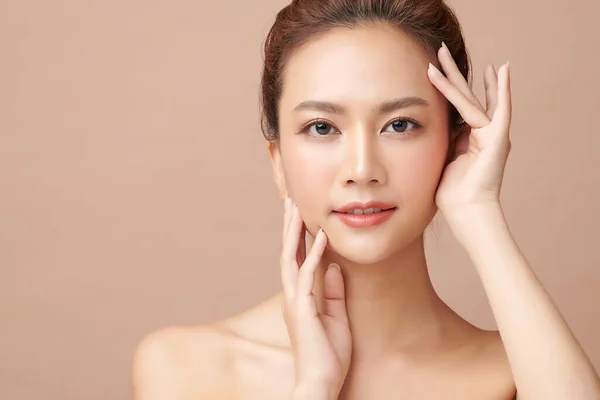 Schöne Junge Asiatische Frau Mit Sauberer Frischer Haut Auf Beigem — Stockfoto