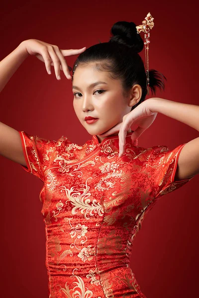 Aziatische Chinese Vrouw Traditionele Jurk Rode Achtergrond Chinees Nieuwjaarsfestival — Stockfoto