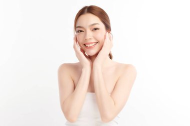 Beyaz arka planda temiz tenli güzel Asyalı kadın, yüz bakımı, yüz bakımı, kozmetoloji, güzellik ve kaplıca, Asyalı kadın portresi.