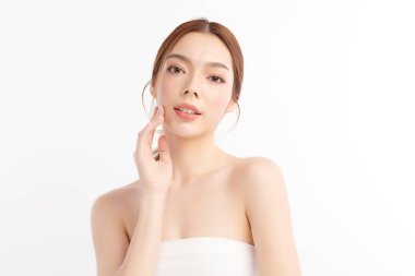 Beyaz arka planda temiz tenli güzel Asyalı kadın, yüz bakımı, yüz bakımı, kozmetoloji, güzellik ve kaplıca, Asyalı kadın portresi.