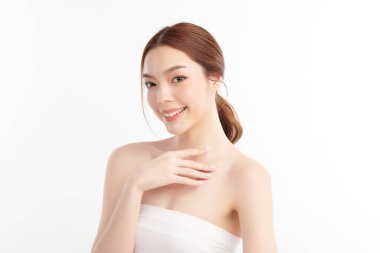 Beyaz arka planda temiz tenli güzel Asyalı kadın, yüz bakımı, yüz bakımı, kozmetoloji, güzellik ve kaplıca, Asyalı kadın portresi.