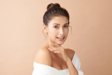 Taze bej arkaplan, yüz bakımı, yüz bakımı, kozmetoloji, güzellik ve kaplıca, Asyalı kadın portresi.