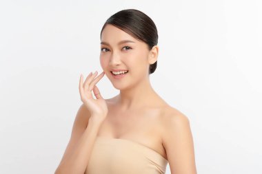 Beyaz arka planda temiz tenli güzel Asyalı kadın, yüz bakımı, yüz bakımı, kozmetoloji, güzellik ve kaplıca, Asyalı kadın portresi.