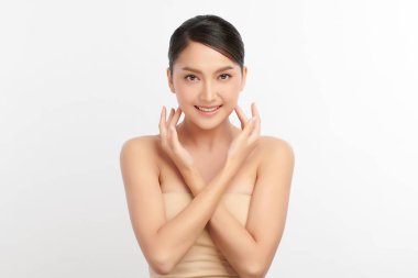 Beyaz arka planda temiz tenli güzel Asyalı kadın, yüz bakımı, yüz bakımı, kozmetoloji, güzellik ve kaplıca, Asyalı kadın portresi.