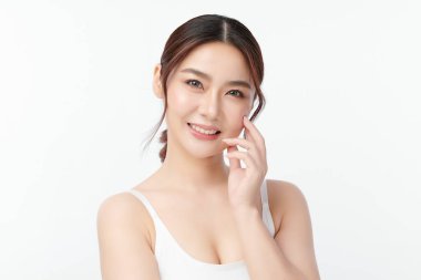 Beyaz arka planda temiz tenli güzel Asyalı kadın, yüz bakımı, yüz bakımı, kozmetoloji, güzellik ve kaplıca, Asyalı kadın portresi.