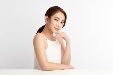 Beyaz arka planda temiz tenli güzel Asyalı kadın, yüz bakımı, yüz bakımı, kozmetoloji, güzellik ve kaplıca, Asyalı kadın portresi.