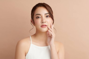 Taze bej arkaplan, yüz bakımı, yüz bakımı, kozmetoloji, güzellik ve kaplıca, Asyalı kadın portresi.