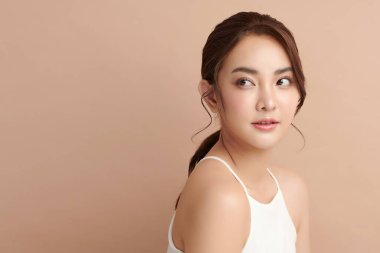 Taze bej arkaplan, yüz bakımı, yüz bakımı, kozmetoloji, güzellik ve kaplıca, Asyalı kadın portresi.