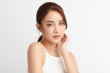 Beyaz arka planda temiz tenli güzel Asyalı kadın, yüz bakımı, yüz bakımı, kozmetoloji, güzellik ve kaplıca, Asyalı kadın portresi.