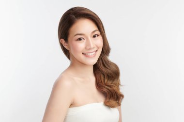 Beyaz arka planda temiz tenli güzel Asyalı kadın, yüz bakımı, yüz bakımı, kozmetoloji, güzellik ve kaplıca, Asyalı kadın portresi.