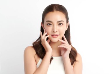 Beyaz arka planda temiz tenli güzel Asyalı kadın, yüz bakımı, yüz bakımı, kozmetoloji, güzellik ve kaplıca, Asyalı kadın portresi.