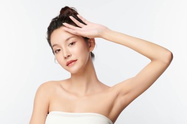 Beyaz arka planda temiz tenli güzel Asyalı kadın, yüz bakımı, yüz bakımı, kozmetoloji, güzellik ve kaplıca, Asyalı kadın portresi.
