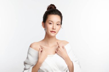 Beyaz arka planda temiz tenli güzel Asyalı kadın, yüz bakımı, yüz bakımı, kozmetoloji, güzellik ve kaplıca, Asyalı kadın portresi.