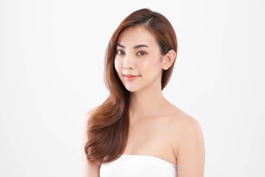 Beyaz arka planda temiz tenli güzel Asyalı kadın, yüz bakımı, yüz bakımı, kozmetoloji, güzellik ve kaplıca, Asyalı kadın portresi.