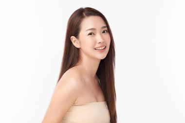 Beyaz arka planda temiz tenli güzel Asyalı kadın, yüz bakımı, yüz bakımı, kozmetoloji, güzellik ve kaplıca, Asyalı kadın portresi.