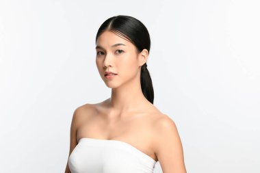 Beyaz arka planda temiz tenli güzel Asyalı kadın, yüz bakımı, yüz bakımı, kozmetoloji, güzellik ve kaplıca, Asyalı kadın portresi.