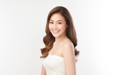 Beyaz arka planda temiz tenli güzel Asyalı kadın, yüz bakımı, yüz bakımı, kozmetoloji, güzellik ve kaplıca, Asyalı kadın portresi.