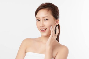 Beyaz arka planda temiz tenli güzel Asyalı kadın, yüz bakımı, yüz bakımı, kozmetoloji, güzellik ve kaplıca, Asyalı kadın portresi.