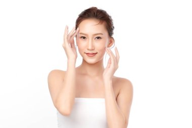 Beyaz arka planda temiz tenli güzel Asyalı kadın, yüz bakımı, yüz bakımı, kozmetoloji, güzellik ve kaplıca, Asyalı kadın portresi.