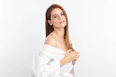 Beyaz arka planda temiz tenli güzel Asyalı kadın, yüz bakımı, yüz bakımı, kozmetoloji, güzellik ve kaplıca, Asyalı kadın portresi.