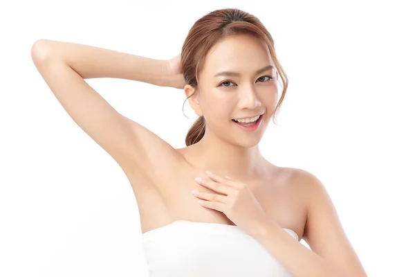 きれいな衛生的な脇の下や白い背景に腕を披露する手を持ち上げる美しい若いアジアの女性 滑らかな脇の下の清潔さと保護の概念 — ストック写真