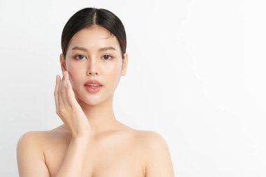 Beyaz arka planda temiz tenli güzel Asyalı kadın, yüz bakımı, yüz bakımı, kozmetoloji, güzellik ve kaplıca, Asyalı kadın portresi.