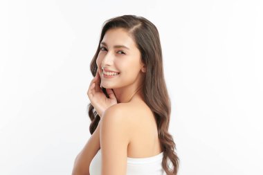 Beyaz arka planda temiz tenli güzel Asyalı kadın, yüz bakımı, yüz bakımı, kozmetoloji, güzellik ve kaplıca, Asyalı kadın portresi.
