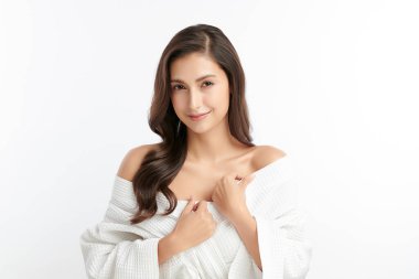 Beyaz arka planda temiz tenli güzel Asyalı kadın, yüz bakımı, yüz bakımı, kozmetoloji, güzellik ve kaplıca, Asyalı kadın portresi.