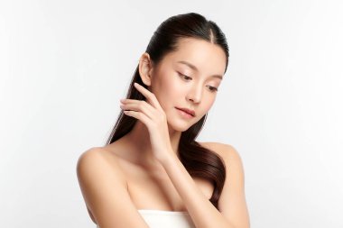 Beyaz arka planda temiz tenli güzel Asyalı kadın, yüz bakımı, yüz bakımı, kozmetoloji, güzellik ve kaplıca, Asyalı kadın portresi.