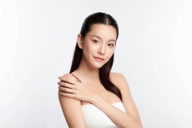Beyaz arka planda temiz tenli güzel Asyalı kadın, yüz bakımı, yüz bakımı, kozmetoloji, güzellik ve kaplıca, Asyalı kadın portresi.
