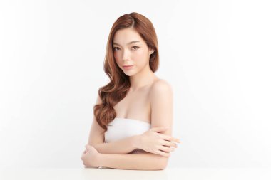 Beyaz arka planda temiz tenli güzel Asyalı kadın, yüz bakımı, yüz bakımı, kozmetoloji, güzellik ve kaplıca, Asyalı kadın portresi.