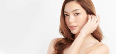 Beyaz arka planda temiz tenli güzel Asyalı kadın, yüz bakımı, yüz bakımı, kozmetoloji, güzellik ve kaplıca, Asyalı kadın portresi.