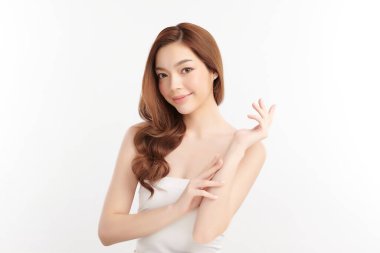 Beyaz arka planda temiz tenli güzel Asyalı kadın, yüz bakımı, yüz bakımı, kozmetoloji, güzellik ve kaplıca, Asyalı kadın portresi.