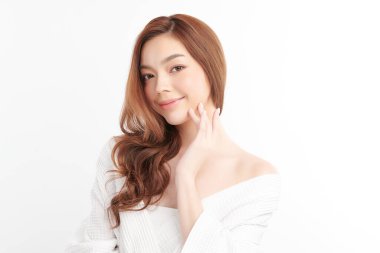 Beyaz arka planda temiz tenli güzel Asyalı kadın, yüz bakımı, yüz bakımı, kozmetoloji, güzellik ve kaplıca, Asyalı kadın portresi.