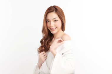 Beyaz arka planda temiz tenli güzel Asyalı kadın, yüz bakımı, yüz bakımı, kozmetoloji, güzellik ve kaplıca, Asyalı kadın portresi.